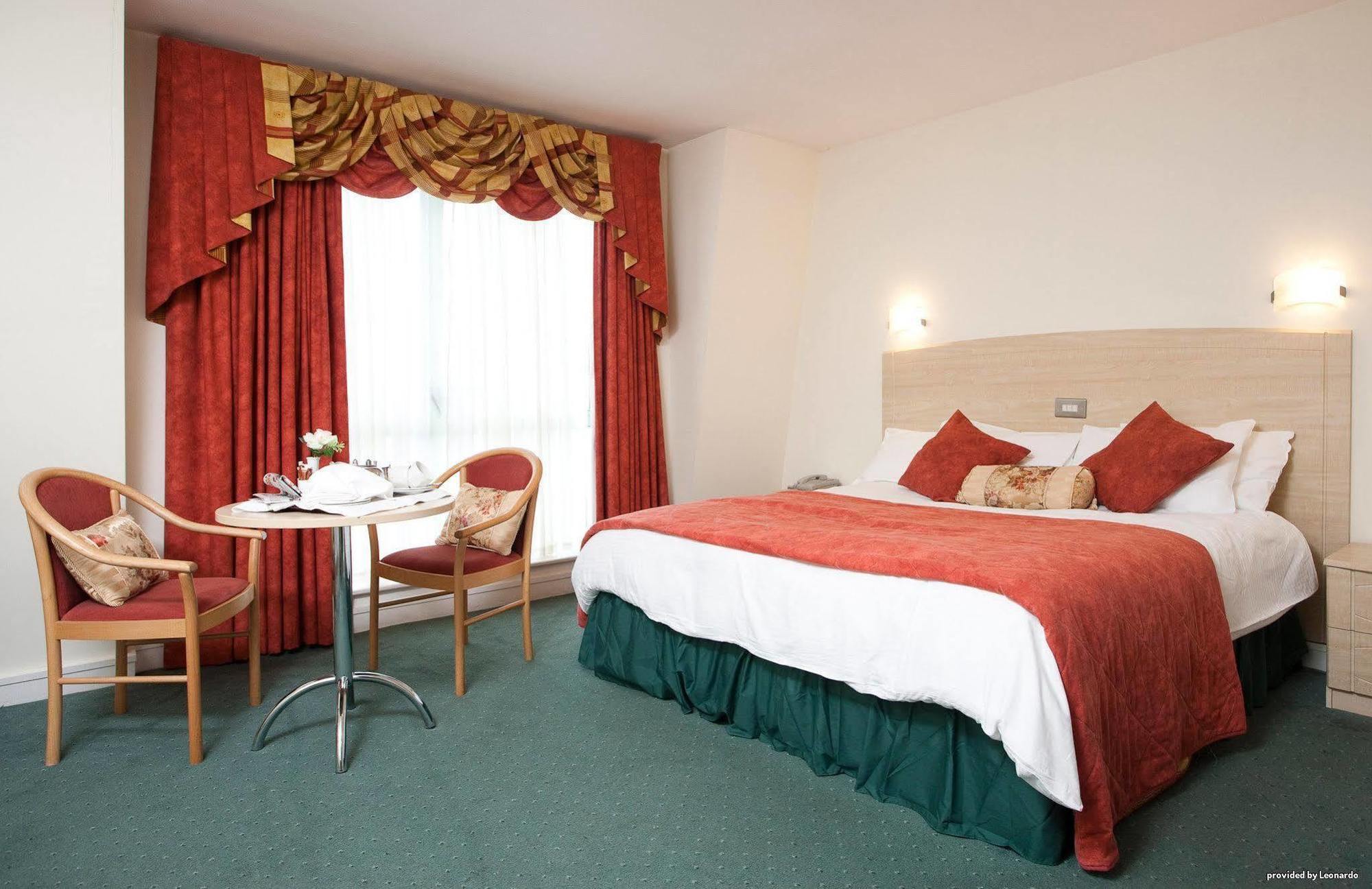 Pery'S Hotel Limerick Room photo